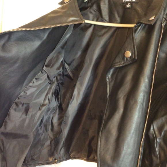 Torrid moto jacket women’s size 2 black floral faux leather long sleeve - Picture 9 of 13